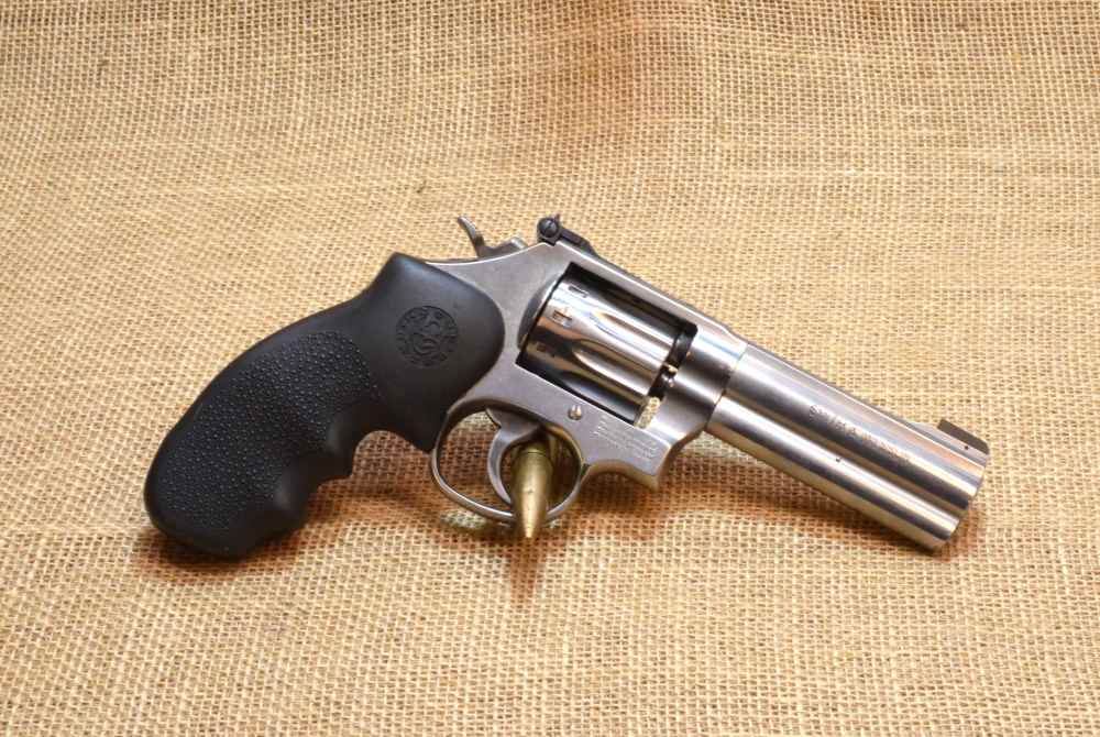 Smith & Wesson 617-6 Stainless 10 shot .22LR