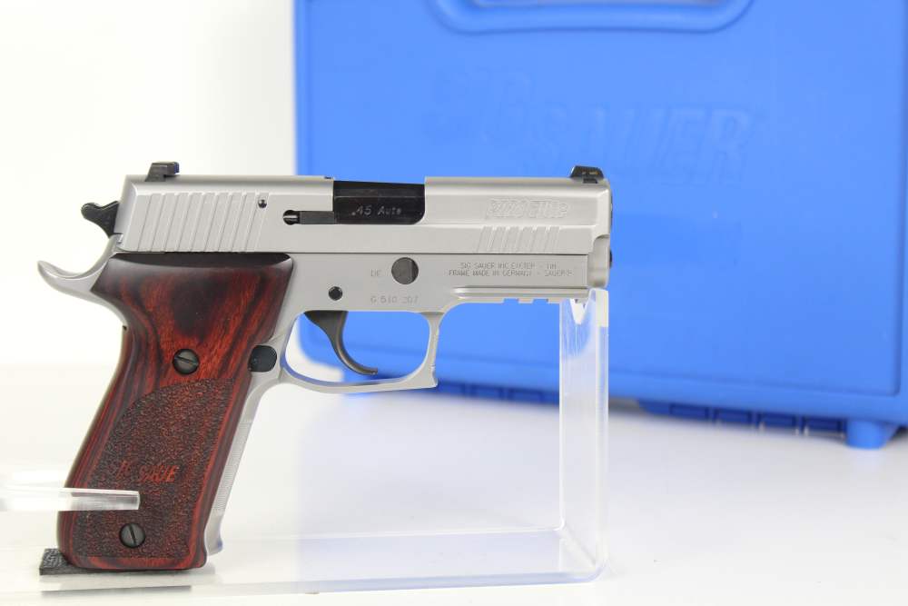 Excellent Sig Sauer P220 Elite Carry .45 ACP Stainless 3 Mags & Box 220R3