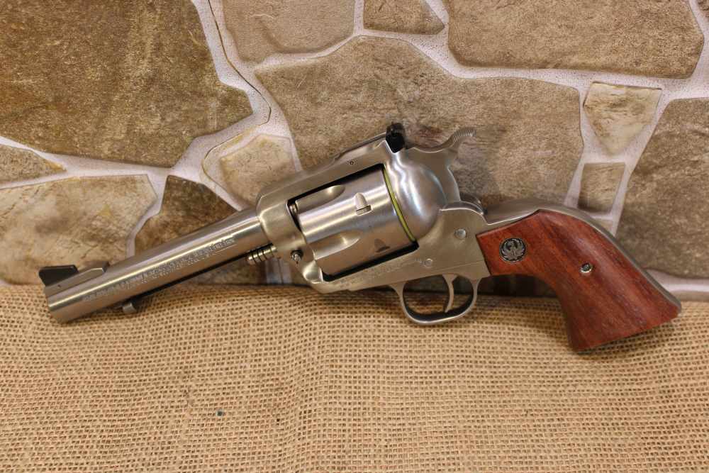 Ruger NEW MODEL SUPER BLACKHAWK 44 Mag Revolver in Factory Case!