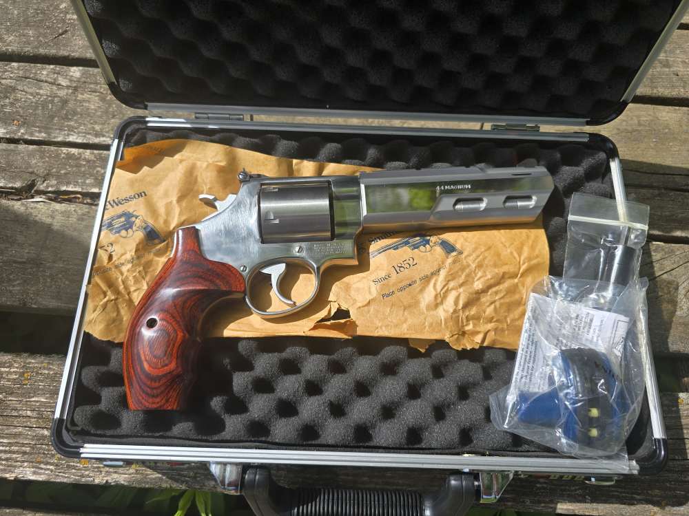 Smith and Wesson 629-5 pre-lock Performance Center Hunter low serial number