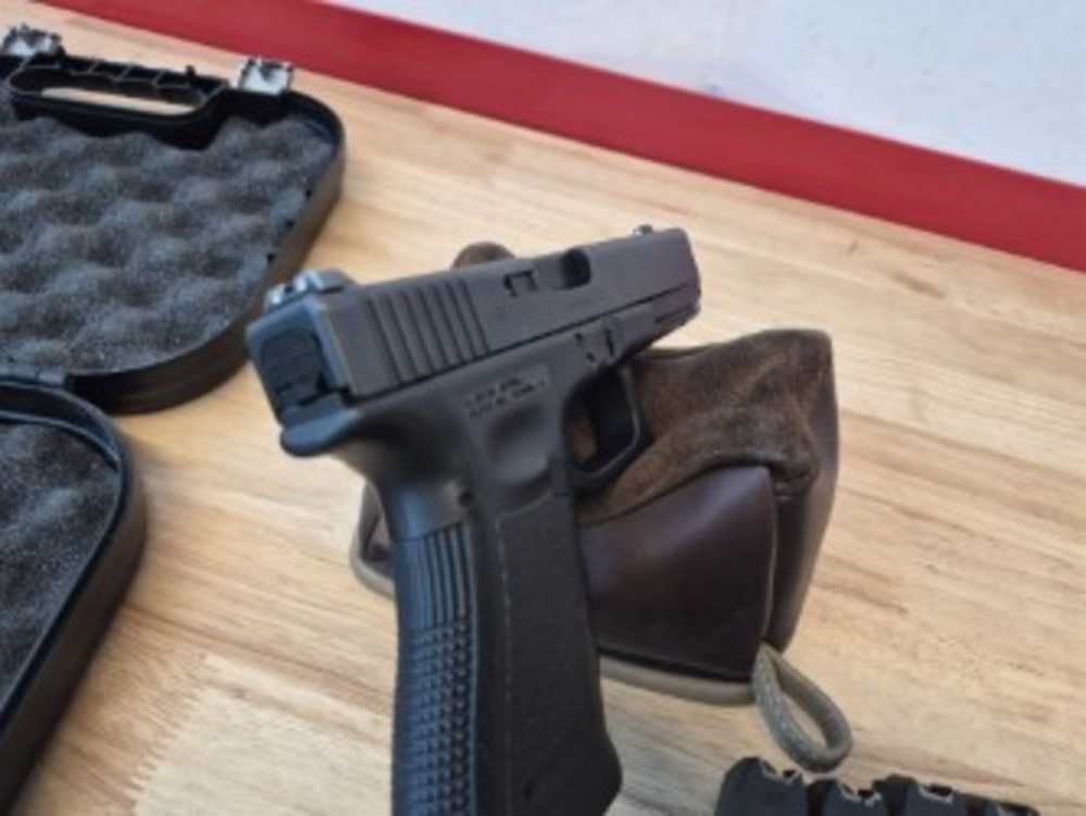 Former PD Gen 3 Glock 22 with 5 magazines